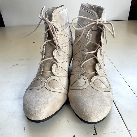 comfortview Shoes - 🔴comfortview Woman's Faux Suede Wedge Boots Tan Lace Up Front Size 9.5